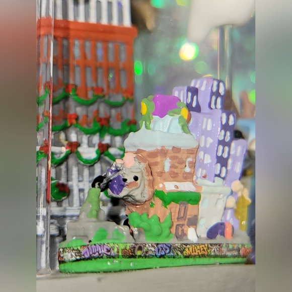 Macy's Thanksgiving Day Parade 2024 Musical Snow Globe - Picture 7 of 12
